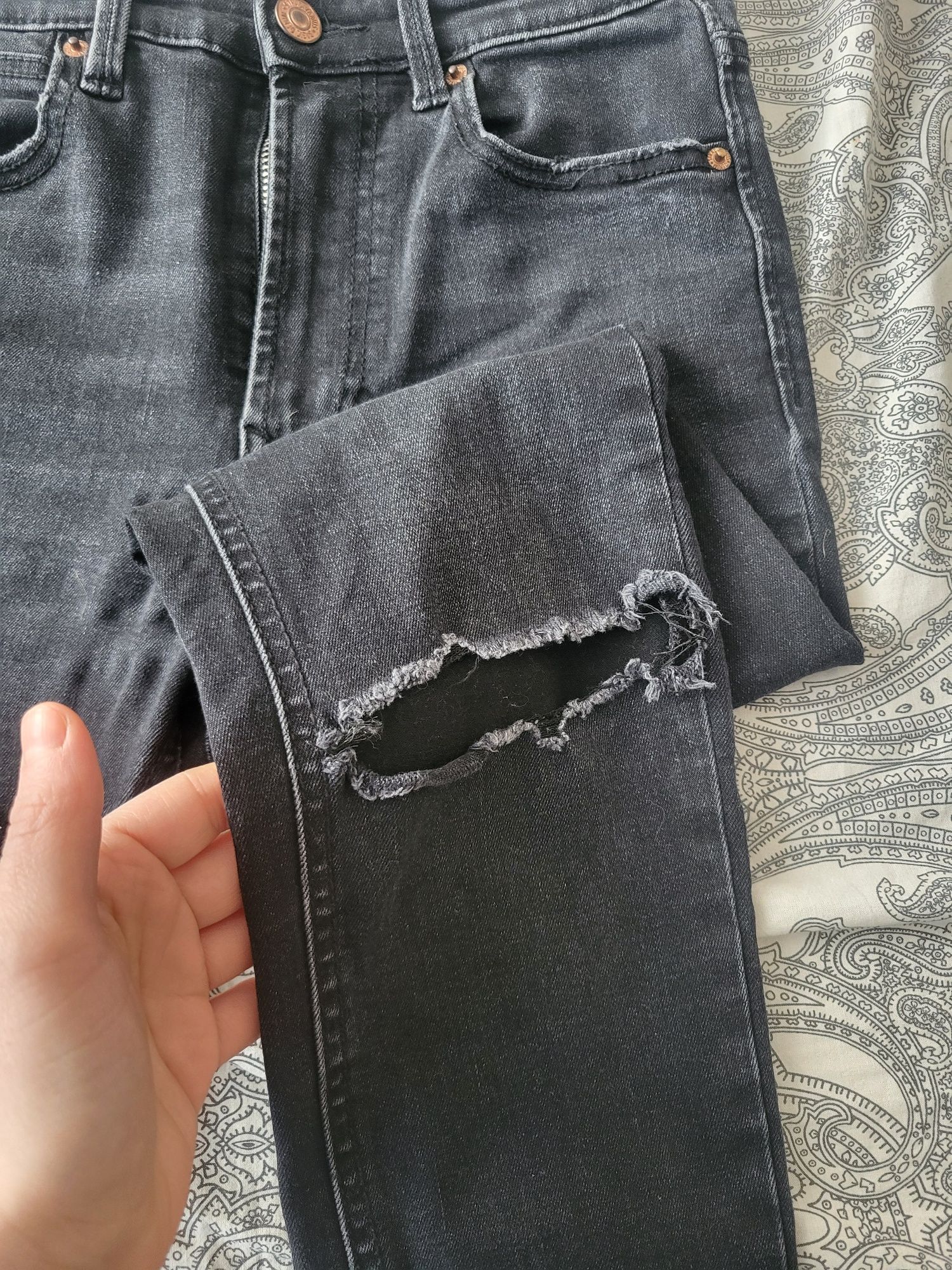 Jeansy Stradivarius przedarcie na kolanie  Skinny Regular Waist