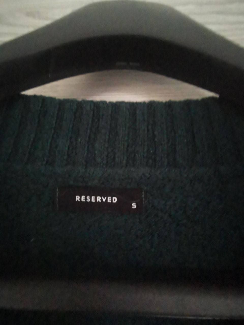 Sweterek z dekoldem w szpic RESERVED