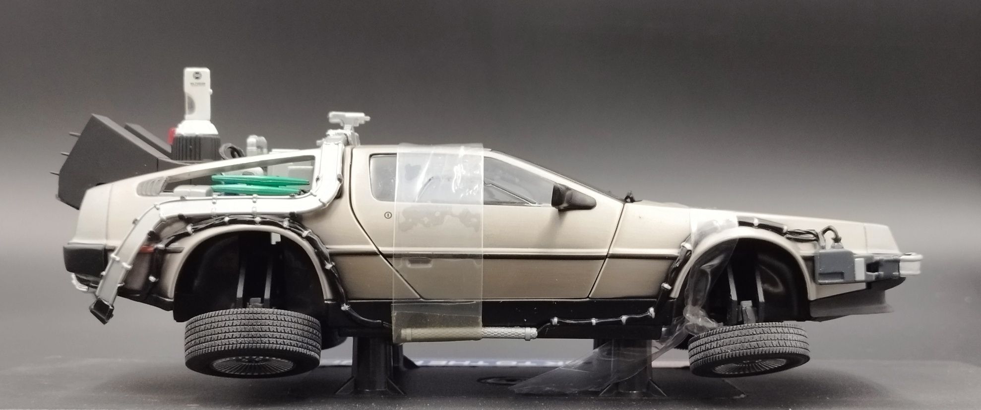 1:18 Sun Star Flying DeLorian Back to The Future -Time Machine model
