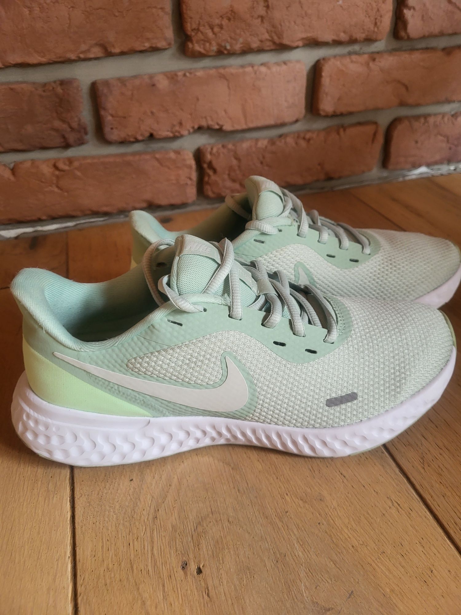 Nike Revolution 5  miętowo- białe 40