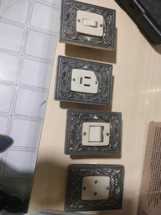 Interruptor e tomadas antigas