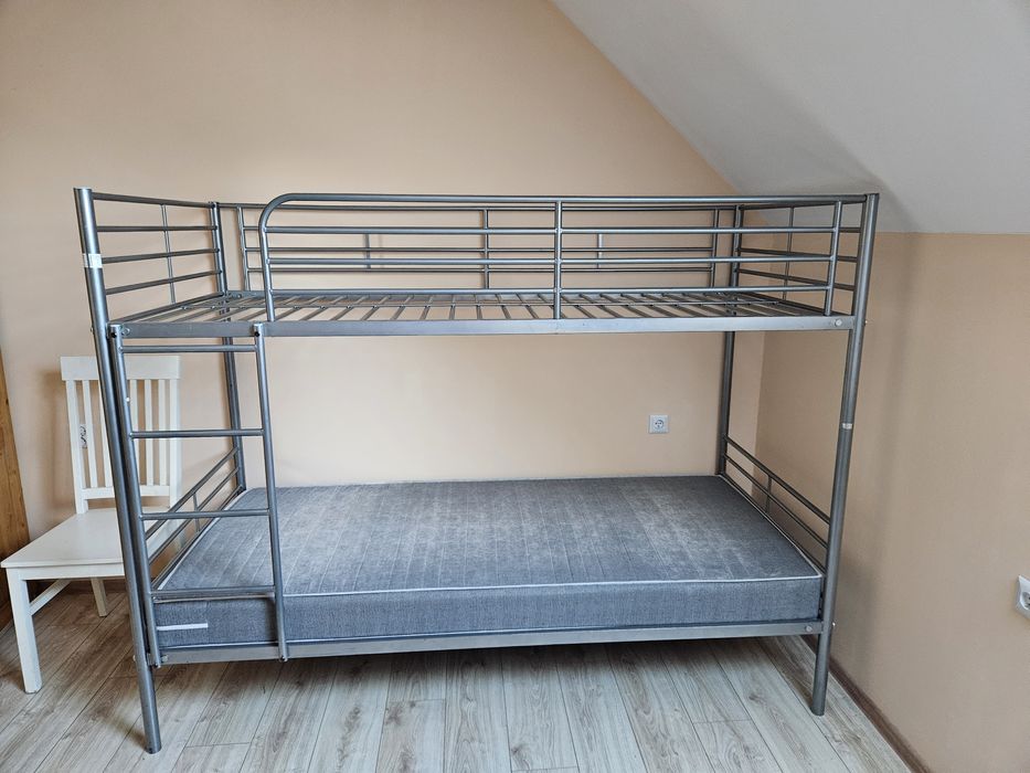 Łóżko piętrowe metalowe używane z materacami