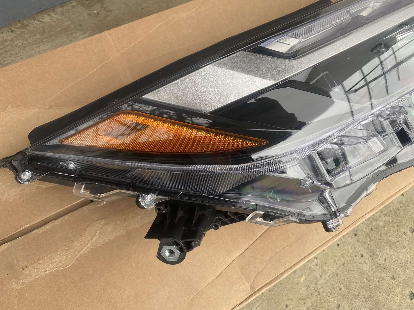 Фара права оригінал 81110-0R440 Toyota RAV4 2022 Hybrid XLE Premium