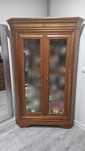 Vitrine de canto em cerejeira