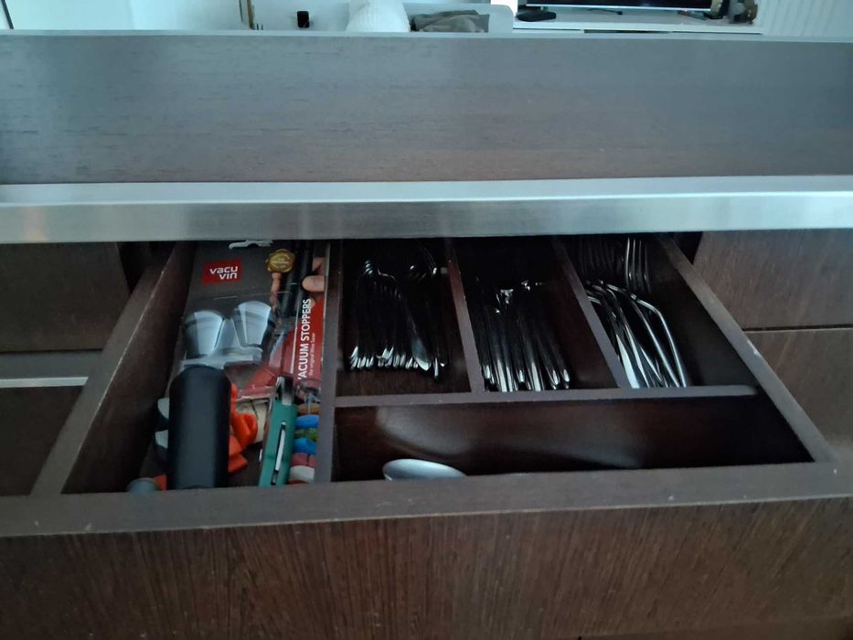 Aparador de design exclusivo em madeira maçica e aço