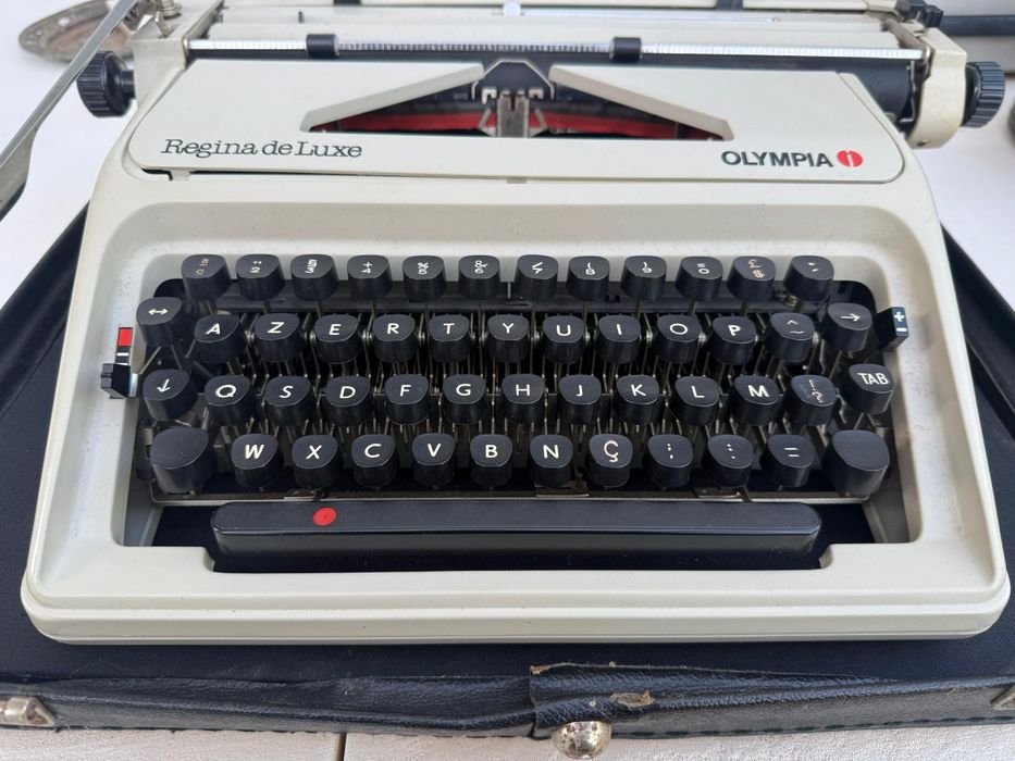 Máquina de escrever OLYMPIA