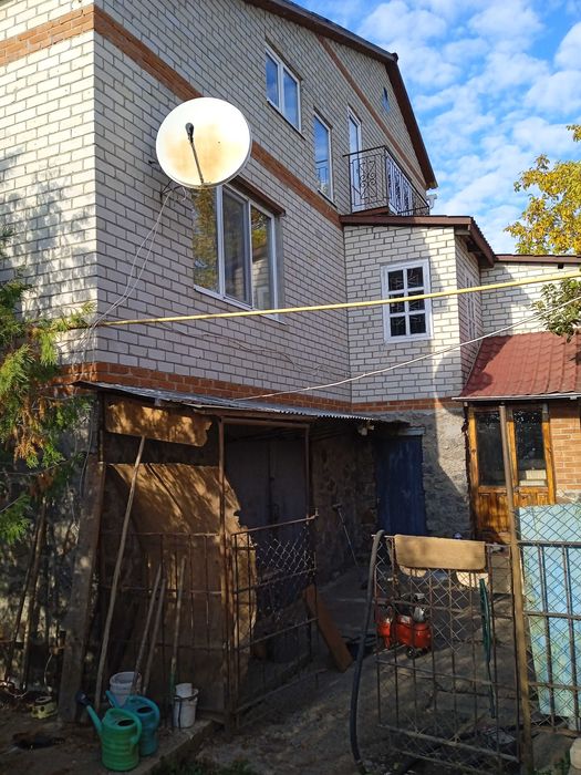 будинок  з цокольним етажем літня кухня, господарчі споруди