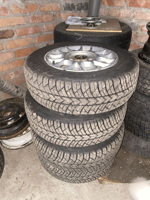 Продам зимову гуму з титанами на 13р