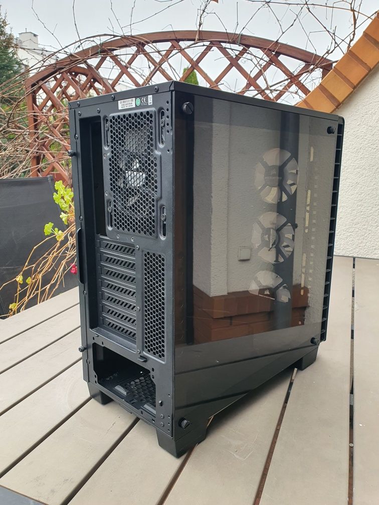 Obudowa gamingowa Corsair RGB z 6 wentylatorami