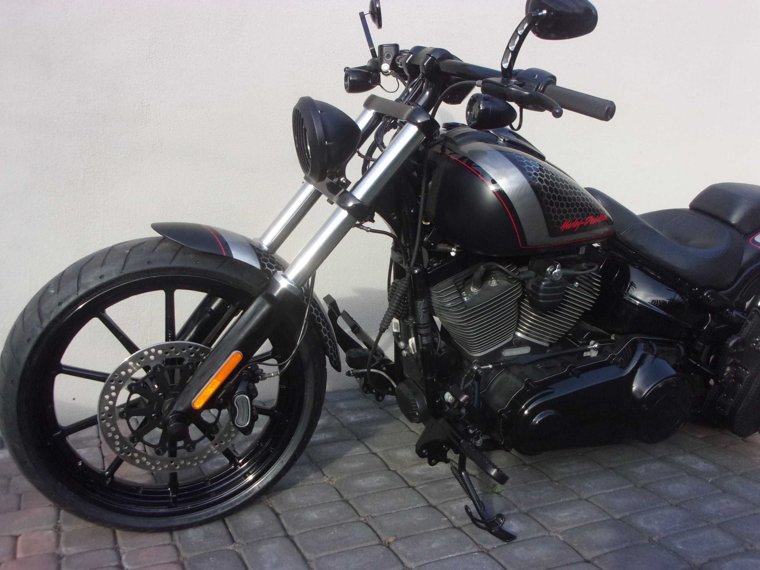 Harley-Davidson FXSB Breakout, Softail, fat boy, 27 tys.zł.ma na sobie