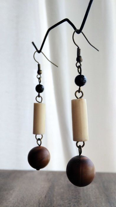 Brincos longos castanho bege preto