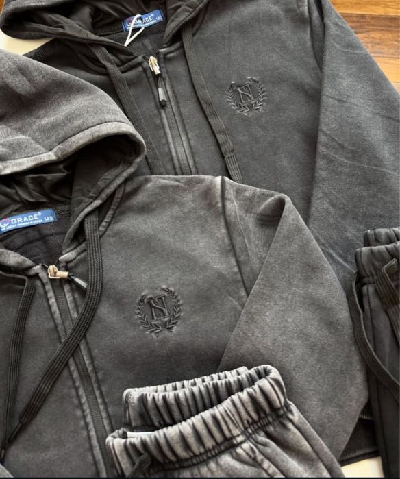 Спортивний світо сірий костюм