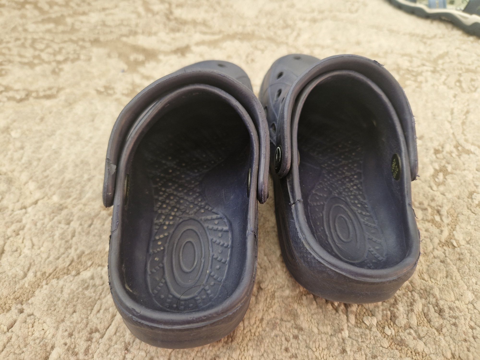 Crocsy granatowe 25