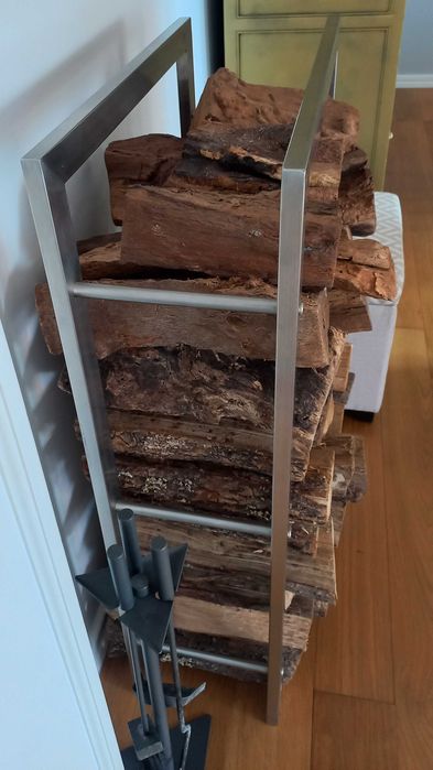 Suporte para lenha moderno