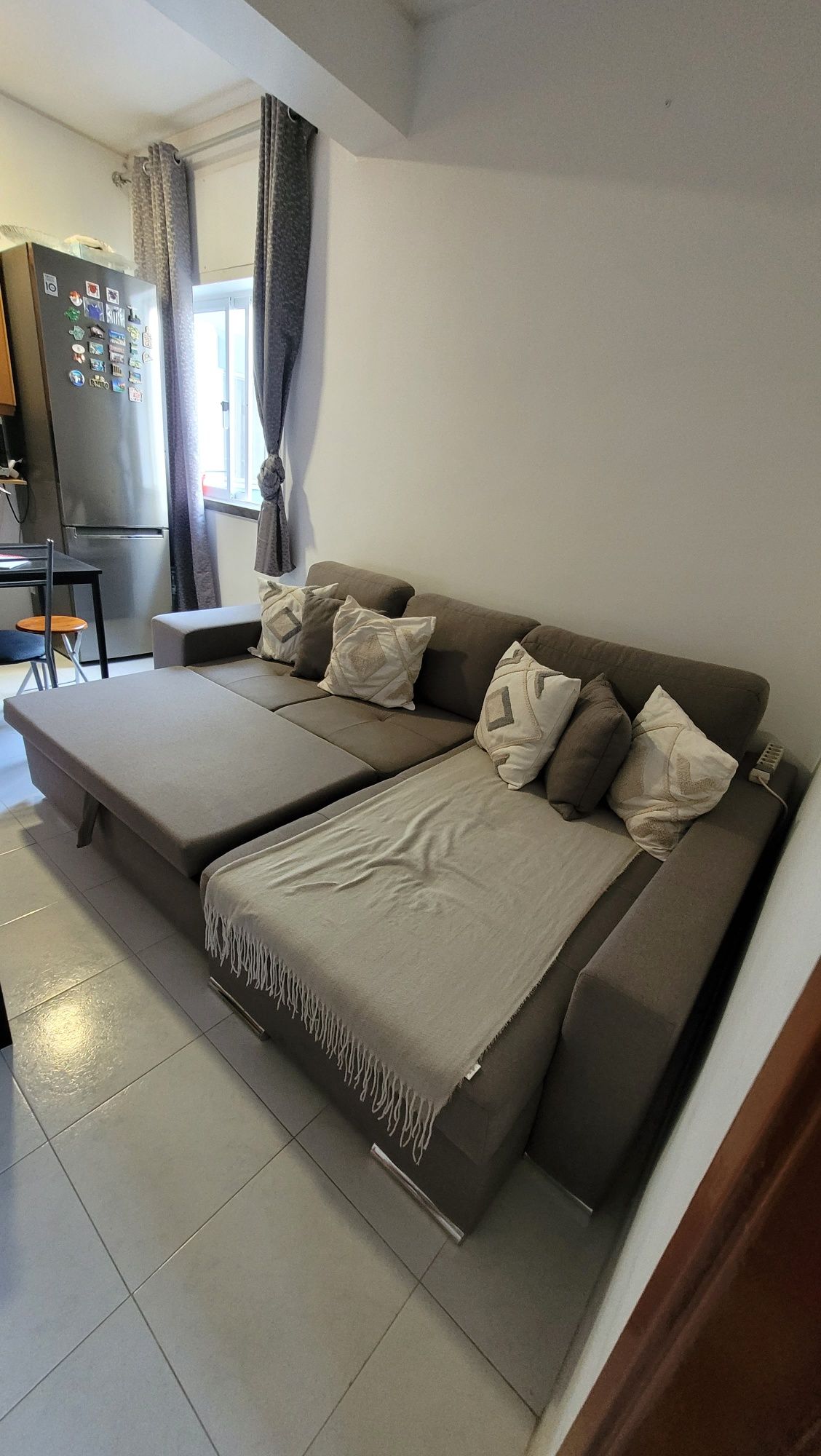 Sofá cama c arrumação e puffs