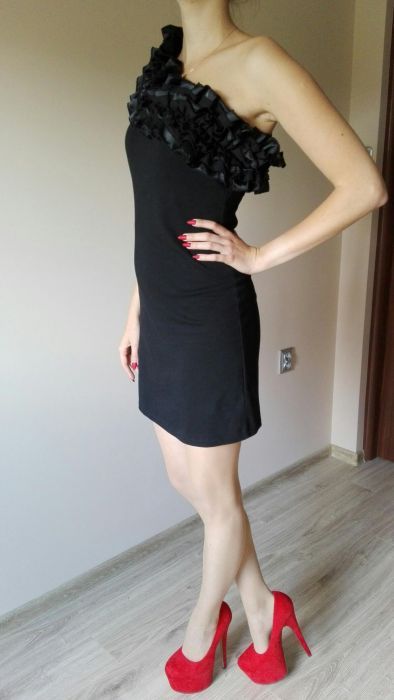 Klasyczna mała czarna elegancka sukienka model na jedno ramię rozm. S