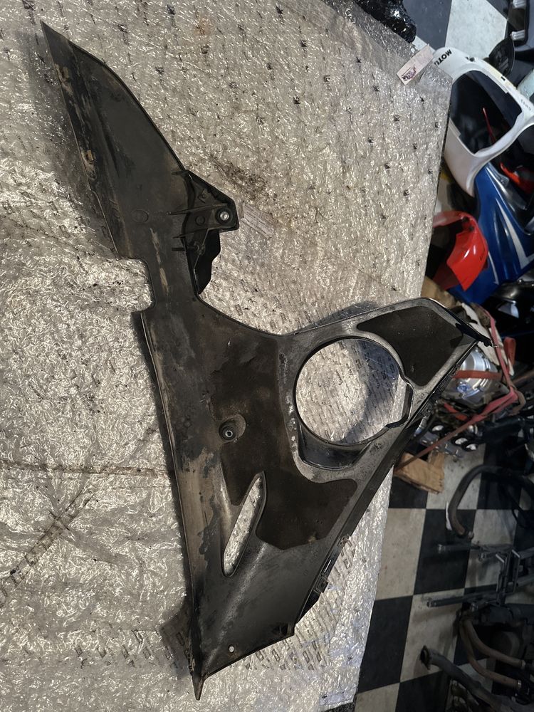 YAMAHA YZF-R6 RJ05 RJ09 03-05 PŁUG OWIEWKA LEWA Bok Boczek Osłona M18
