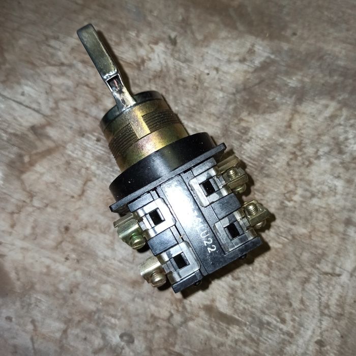 Переключатель "CEMA"  на 2 положения с ручным возвратом