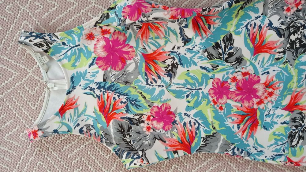 Piękna kwiatowa sukienka Guess 36