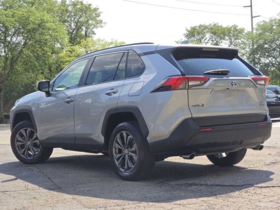 Toyota RAV4 Hybrid XLE Premium      2022