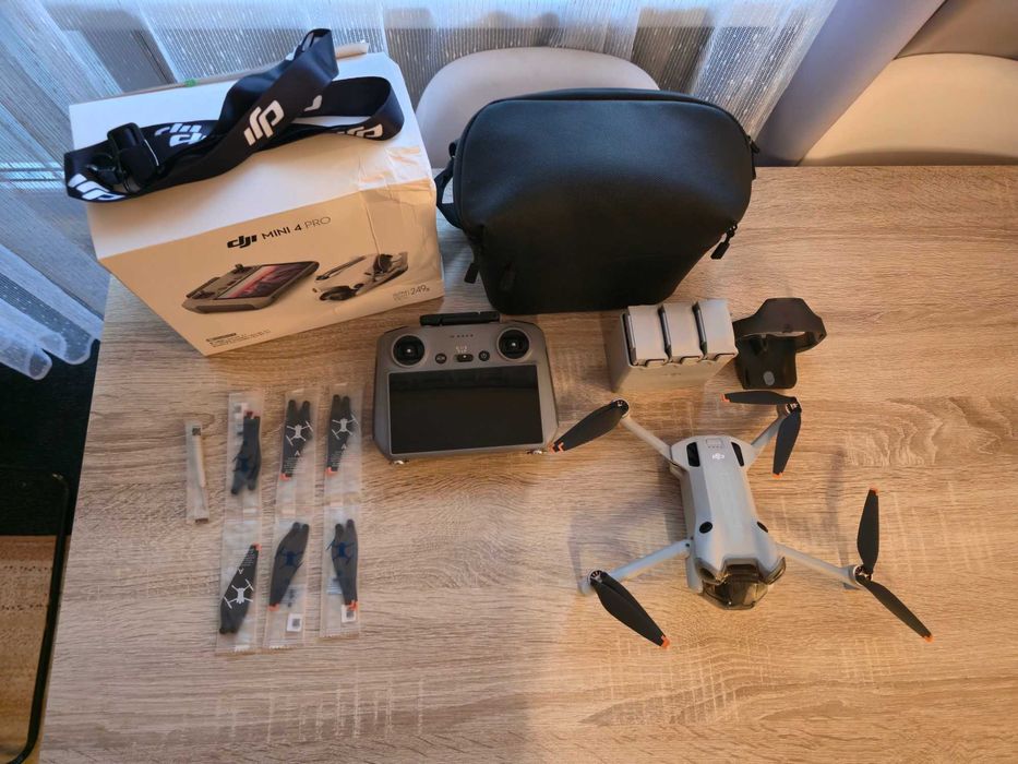 Dron DJI Mini 4 Pro Fly More Combo (RC 2) Wideo 4K/60FPS HDR, 249g