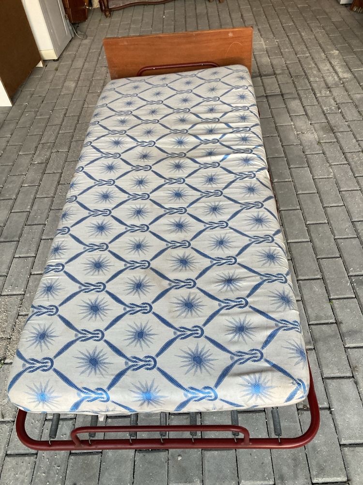 Divã cama de solteiro como nova