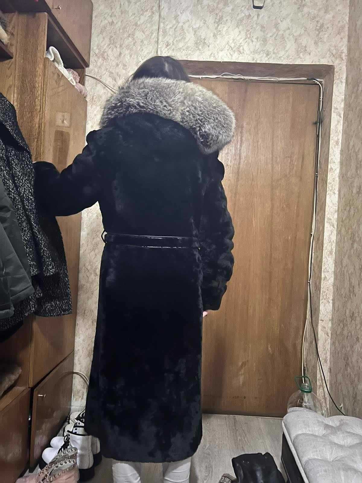 Шуба жіноча чорна - мутон + капюшон чорнобурка 46-48 розмір.
