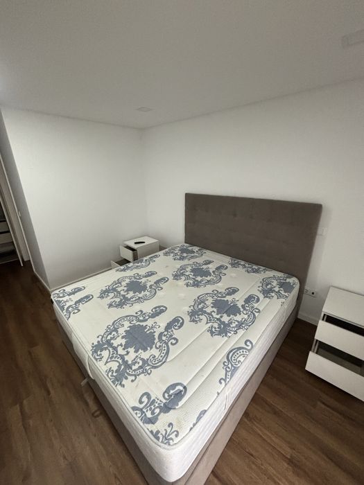 Cama de casal com arrumação