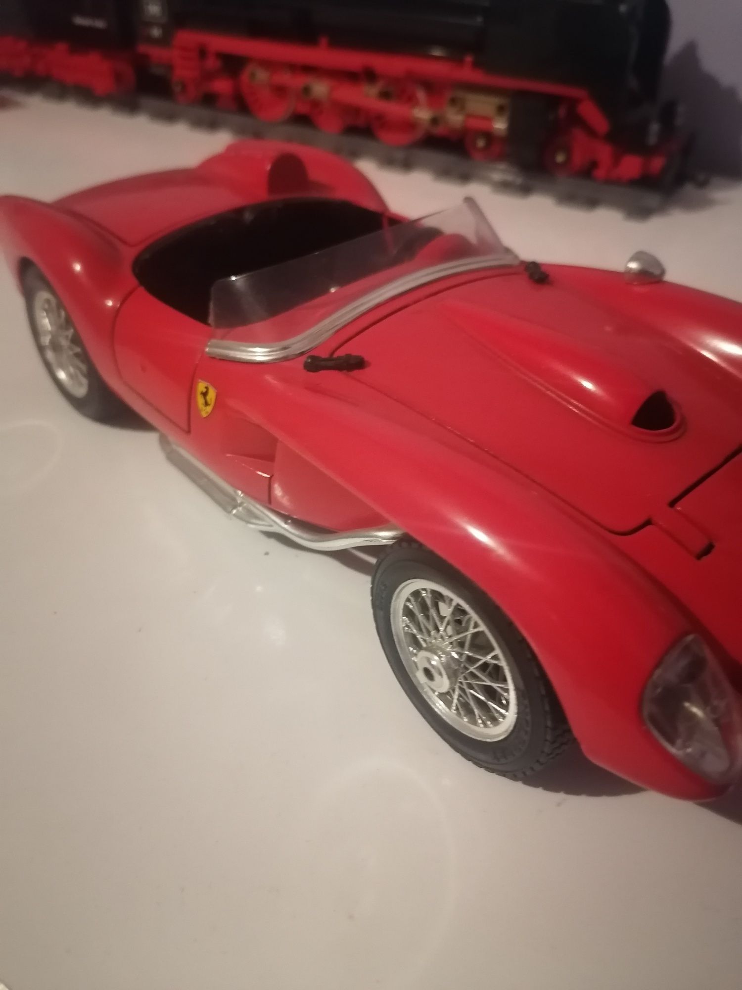 Ferrari model skala 1:18