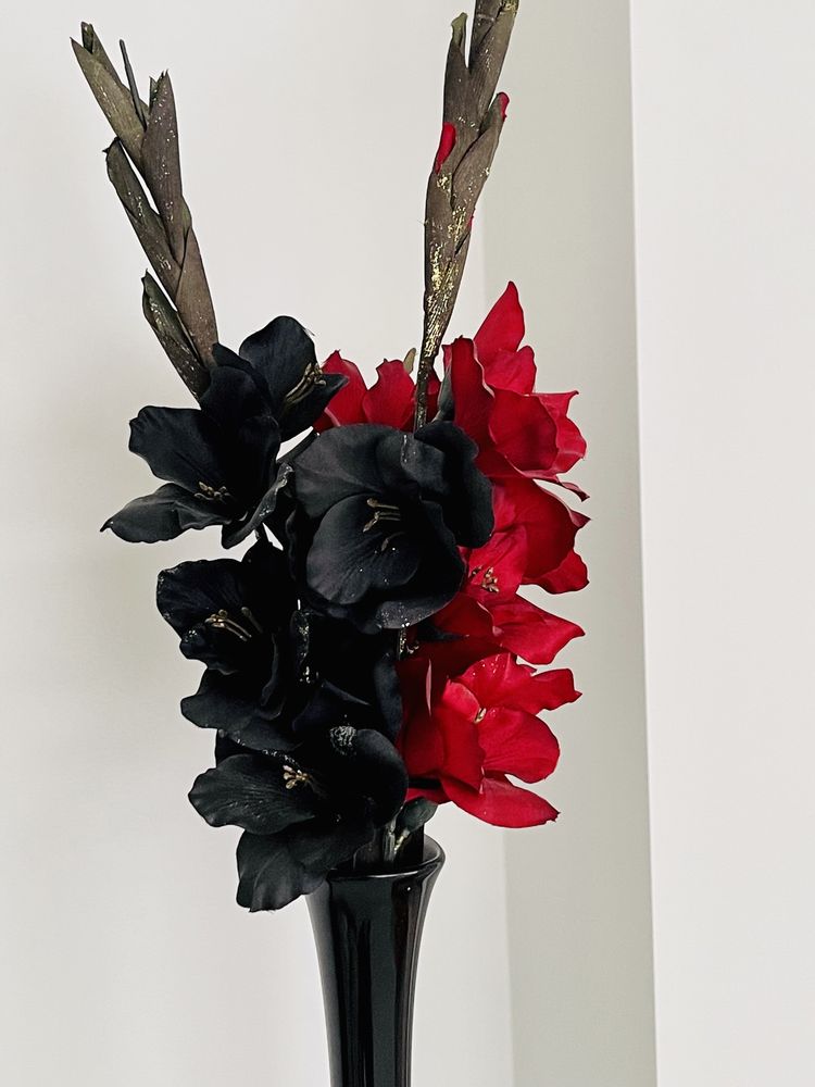Jarra decorativa preta com flores pretas e vermelhas