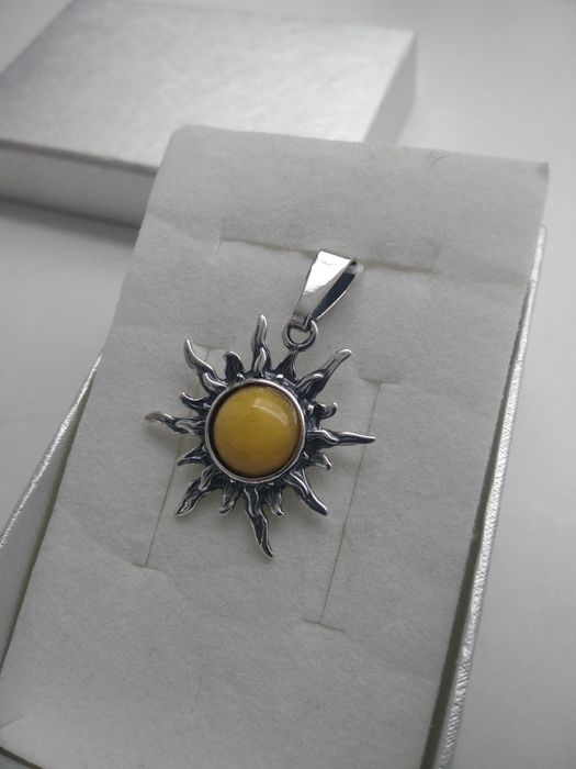 Srebrny wisiorek słońce z mlecznym bursztynem srebro 925   106