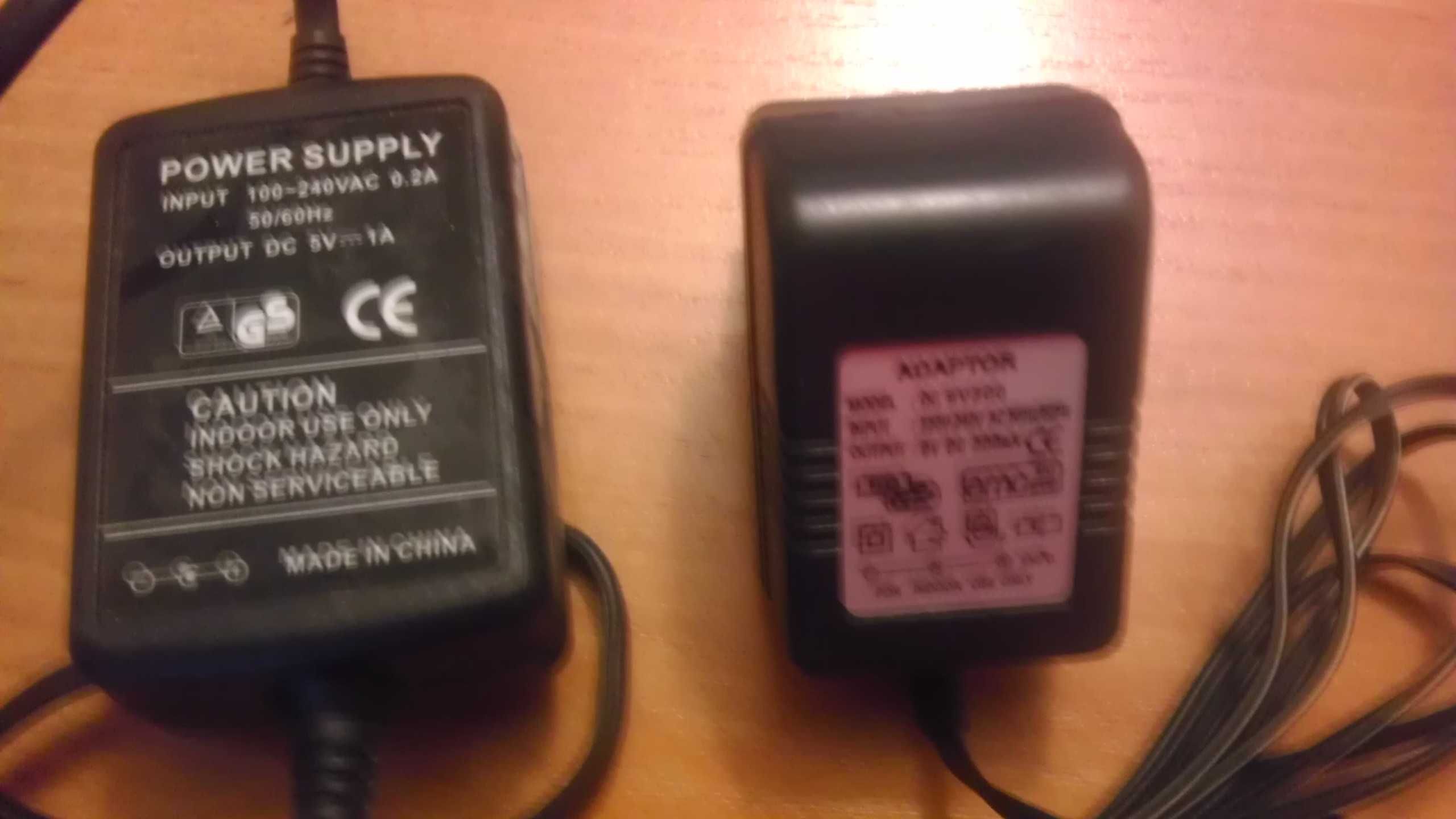 Универсальные адаптеры 220V/5V и другие.