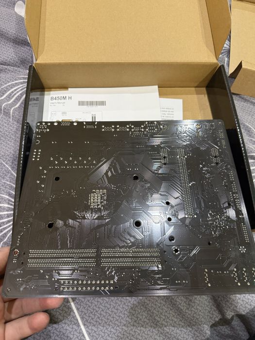 Материнська плата Gigabyte B450M H