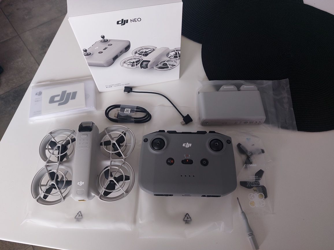 Квадрокоптер дрон DJI Neo Fly More Combo