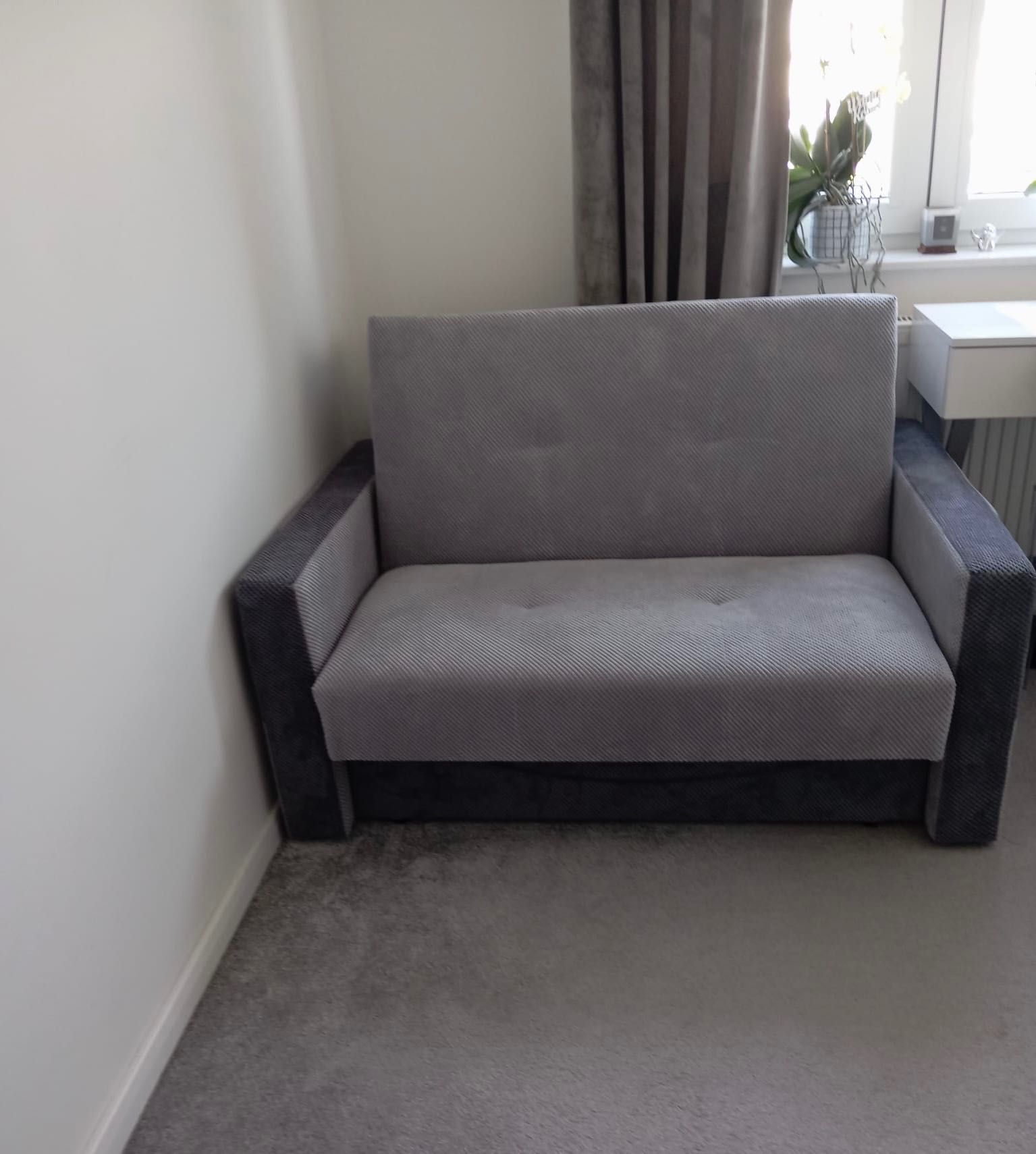 sofa z funkcją spania i pojemnikiem na pościel