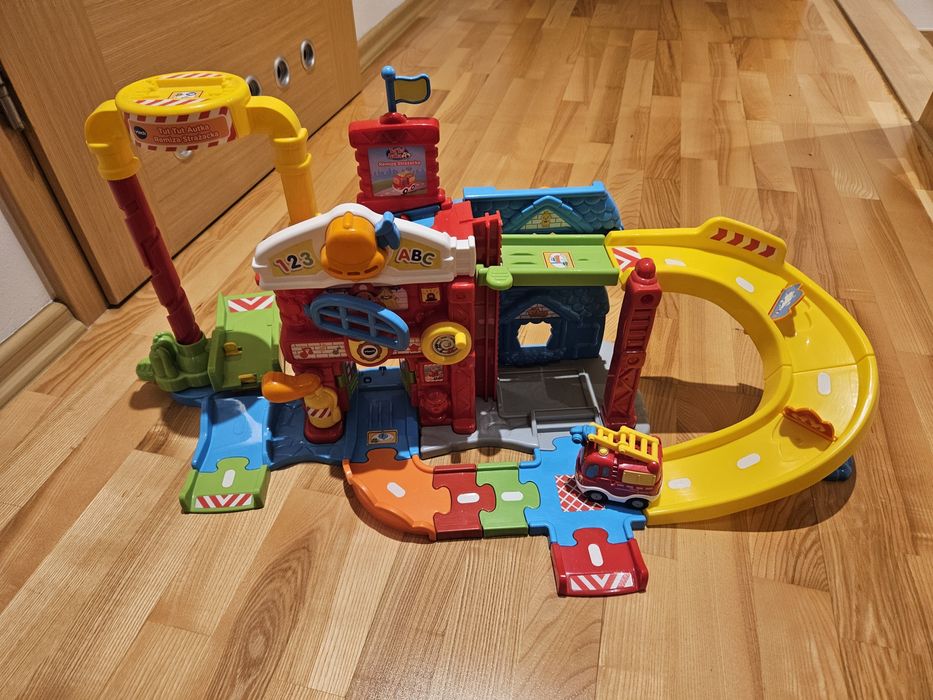 Remiza strażacka, ciuchcia FISHER-PRICE