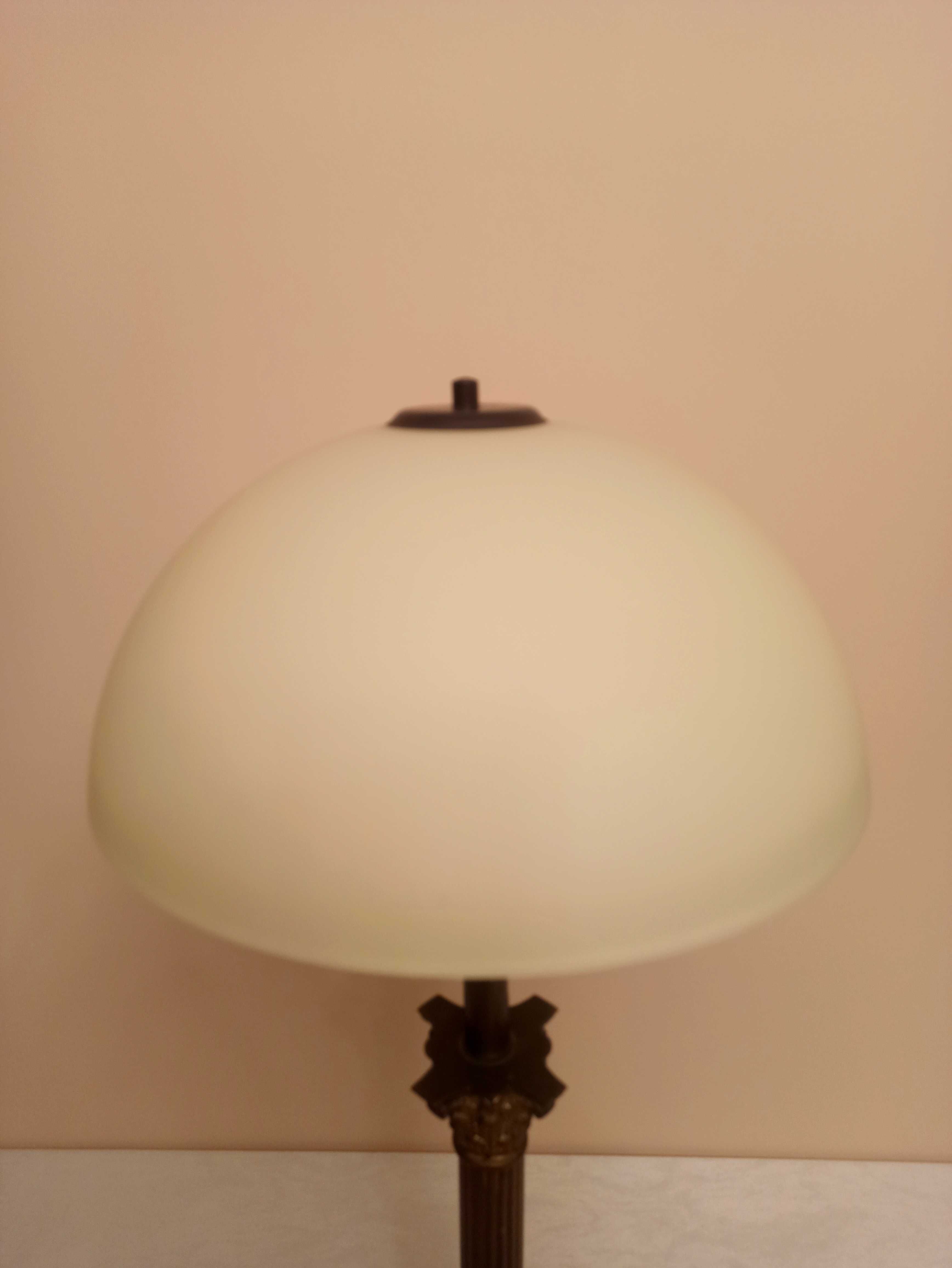 Stara lampa gabinetowa lub do salonu.  na kolumnie korynckiej .
