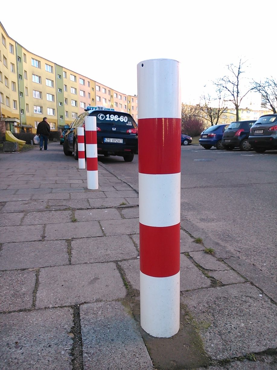 Słupek drogowy chodnikowy U-12c biało-czerwony blokada parkingowa