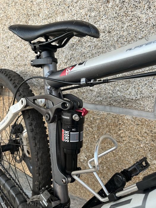Bicicleta rock machine suspensão total rock shox