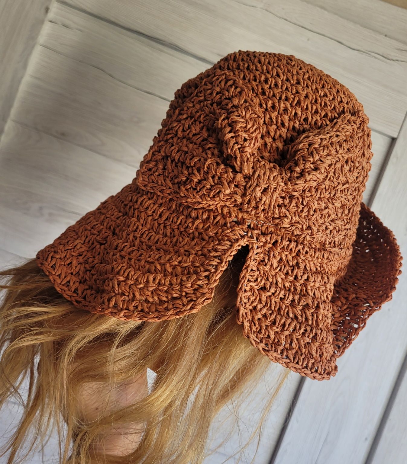 Stylowy śliczny kapelusz oddychający boho z kokardą