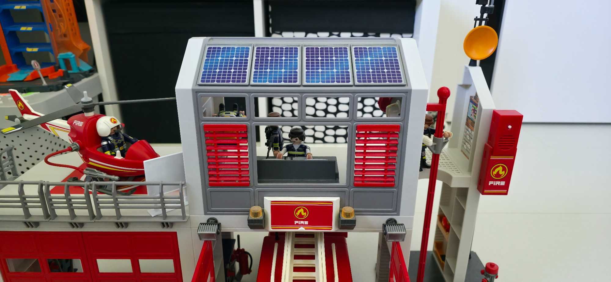 PLAYMOBIL CITY ACTION Duża Remiza Strażacka + Samochód Strażacki