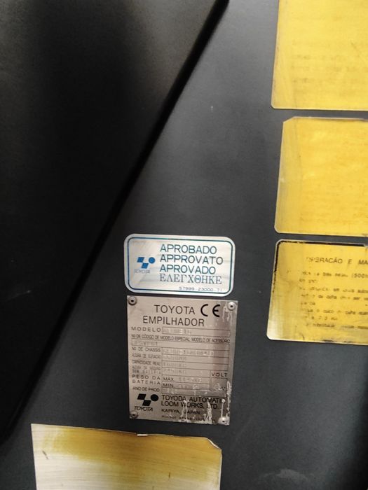 Empilhador Retrátil em Excelente Estado – Ideal para Armazéns e Logíst