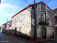 Casa ancestral para renovar bem no centro do Avelar.