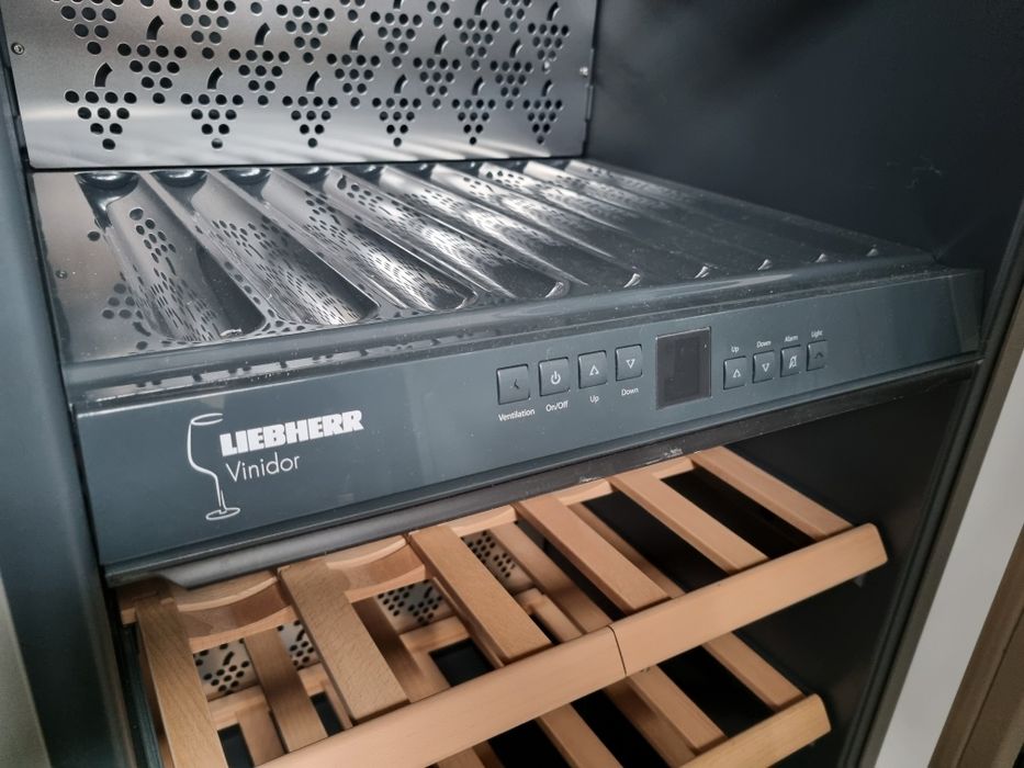 Lodowka chlodziarnia do wina Libherr