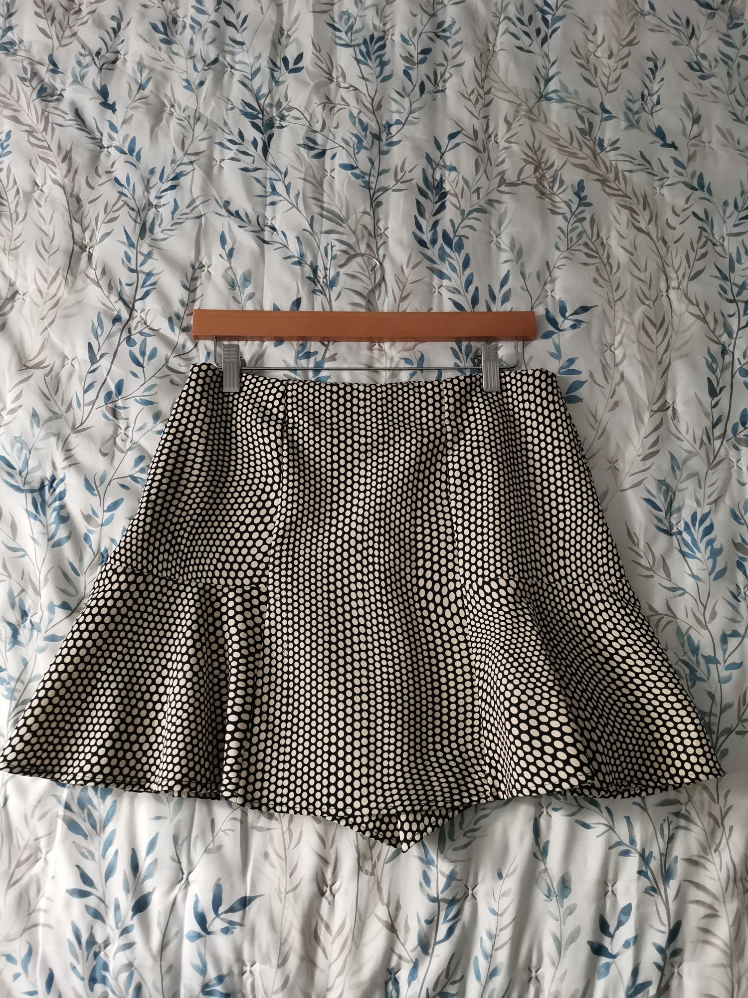 Mini saia calção preta e branca às pintinhas, 40 Stradivarius