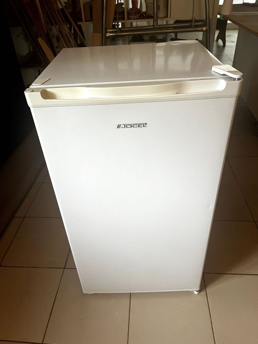 Frigorífico Jocel 93L com congelador – €85
