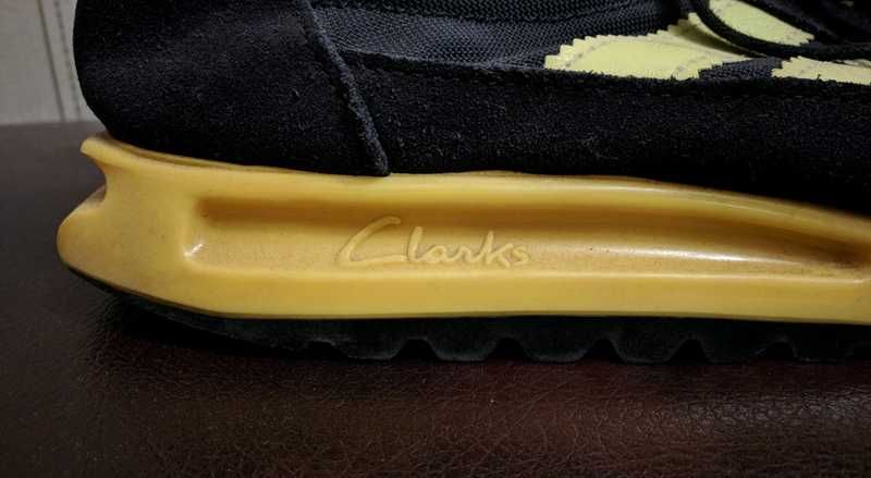 Яркие стильные жёлто-черные кеды Clarks с твердой подошвой, 43 размер.