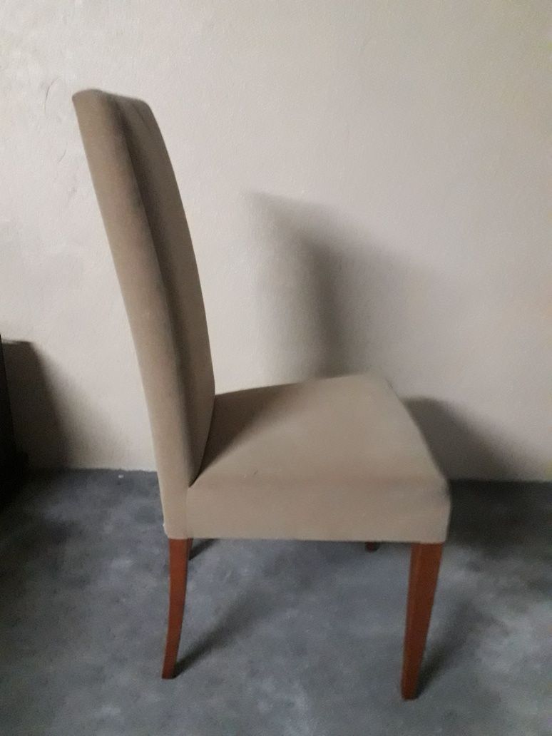 Duas cadeiras difetentes almofadadas