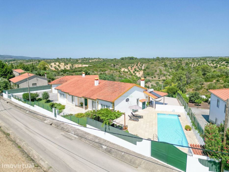 Moradia térrea T4 com garagens e piscina em Casal da Pinheira Torres N