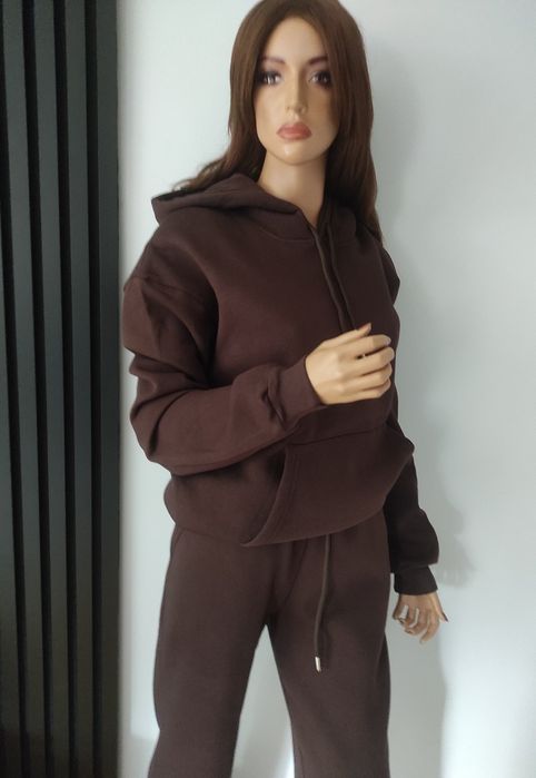 Komplet dresowy damski w rozmiarze od L i XL. 
Długość nogawki długa,